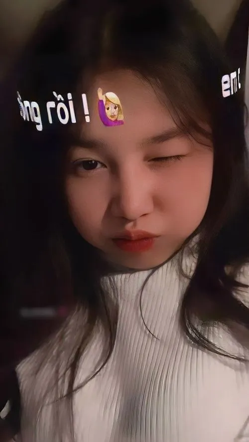 Khoảnh khắc chu môi làm nổi bật khuôn mặt trẻ trung tự nhiên