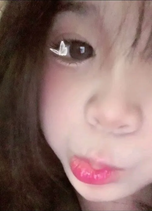 Biểu cảm chu mỏ nhẹ nhàng tạo nên nét cuốn hút rất đời thường