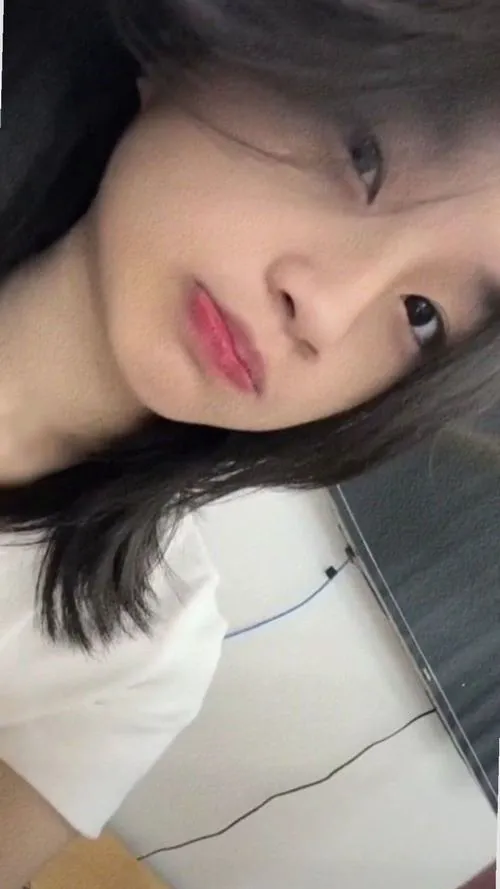 Gái xinh chu mỏ trong những khoảnh khắc giản dị nhưng đầy cảm xúc