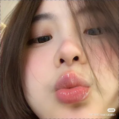 Góc chụp cận tôn ánh mắt cùng môi cong nhẹ tự nhiên