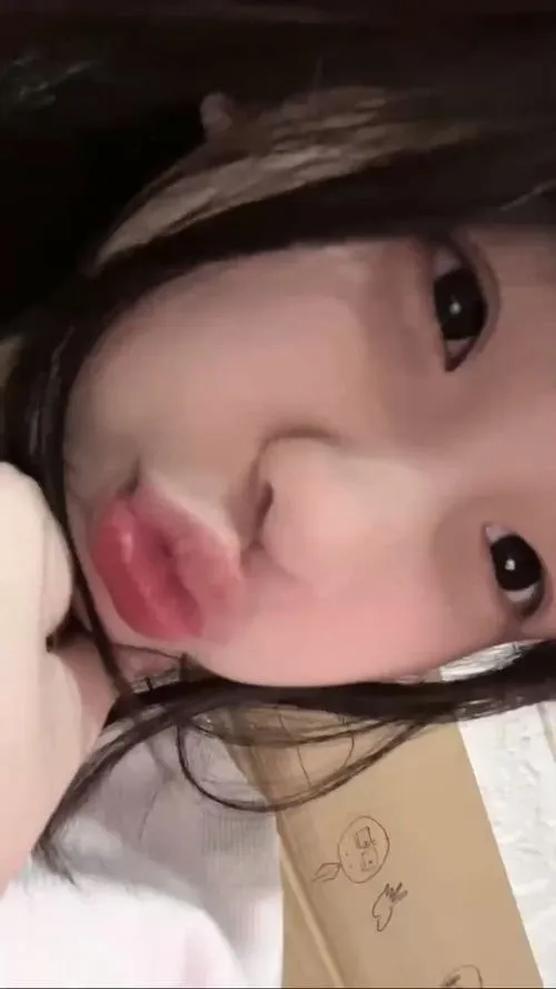 Môi chúm chím nổi bật dưới ánh sáng mềm đời thường