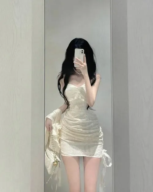 Gái xinh tạo dáng chụp tự nhiên trước gương ánh sáng dịu