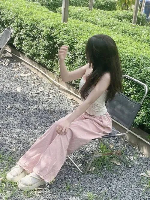 Ảnh concept nhẹ gái xinh chụp dáng đầy chất thơ