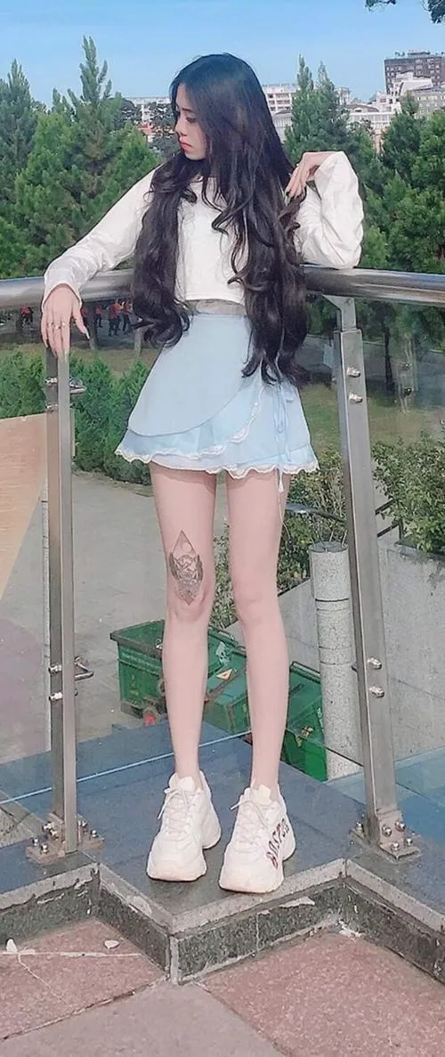 Ảnh gái xinh chụp dáng biển nắng nhẹ mà lòng thì xốn xang