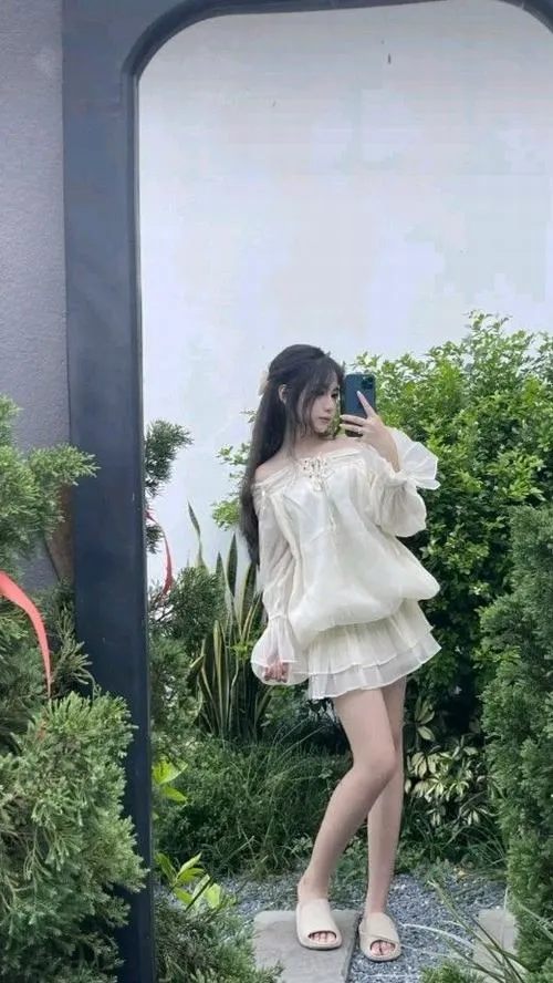Trang phục nhẹ nhàng tôn gái xinh chụp dáng tự nhiên