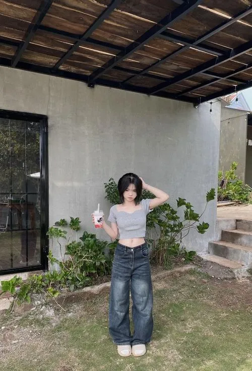 Ảnh tạo dáng gái xinh thể hiện thần thái dịu dàng