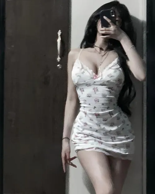 Gái xinh chụp dáng ở biển cùng ánh sáng chiều mỏng