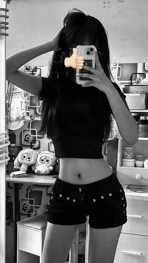 Ảnh selfie gái xinh chụp dáng trước gương xinh xắn