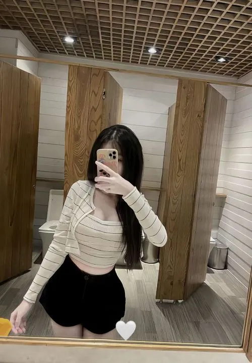 Ảnh tạo dáng gái xinh chụp dáng chụp ở biển trong veo