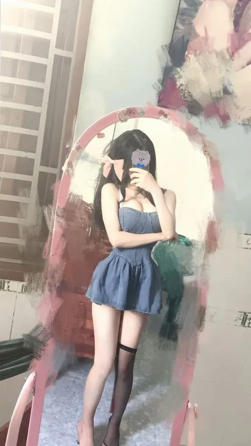 Tạo dáng tự nhiên làm gái xinh thêm cuốn hút