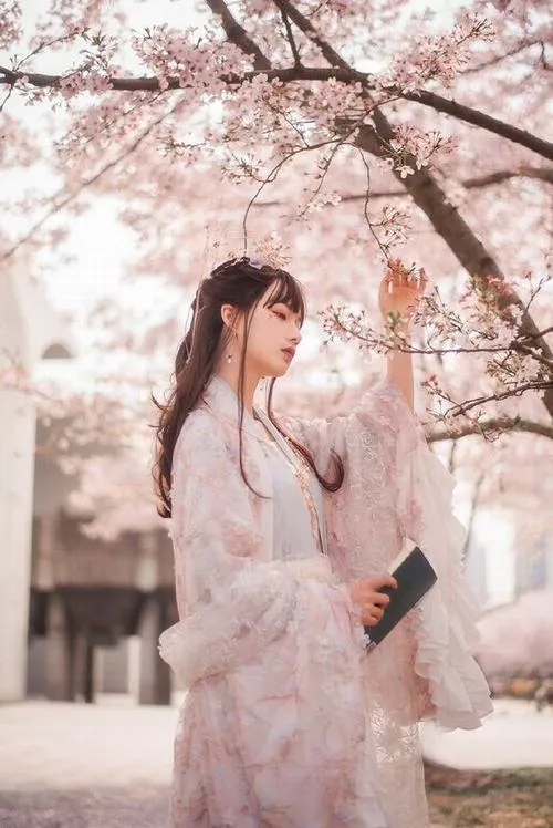 Gái xinh cổ trang toát lên dịu dàng trong bối cảnh cổ đại