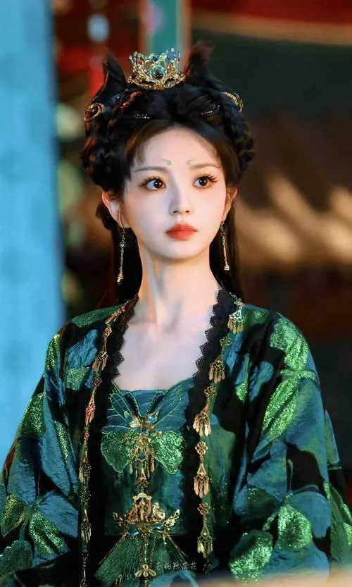 Mỹ nhân cổ phong hiện diện trong bối cảnh cổ đại mộng mơ