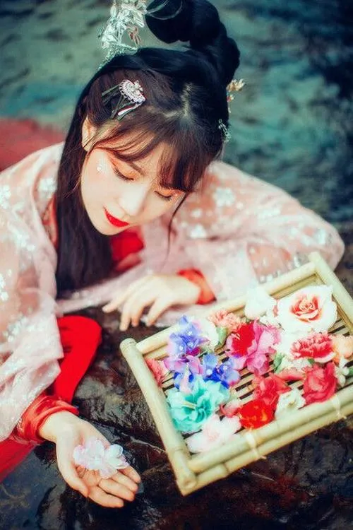 Mỹ nhân cổ trang khoe khí chất cổ điển và vẻ đẹp thoát tục