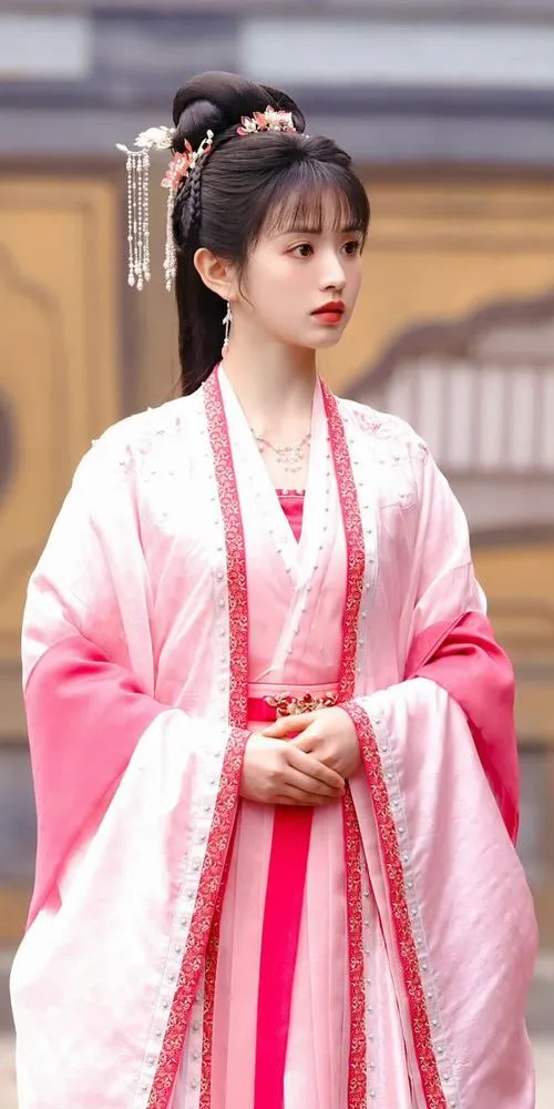 Mỹ nhân cổ trang khoe thần thái trầm lắng đầy nghệ thuật