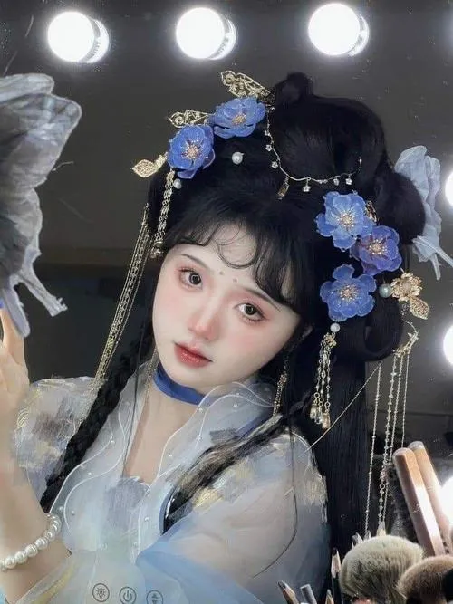 Thiếu nữ cổ phong mang thần thái dịu dàng cuốn hút