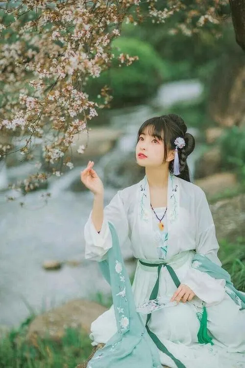 Thiếu nữ cổ đại khoe ánh mắt sâu lắng