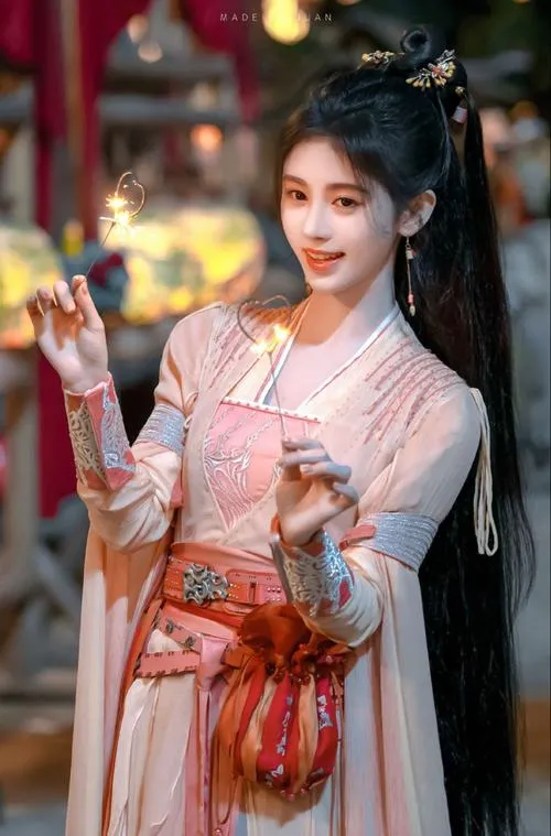 Ảnh mỹ nhân cổ trang làm nổi đường nét khuôn mặt