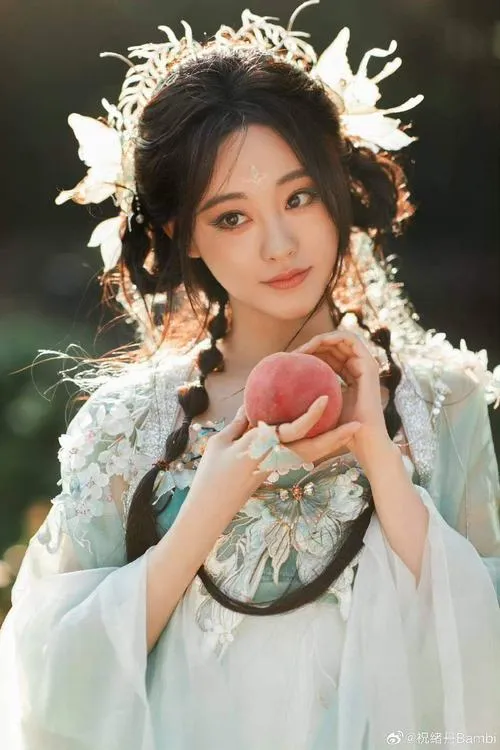 Ảnh cổ trang tôn vinh vẻ đẹp cổ điển thuần khiết