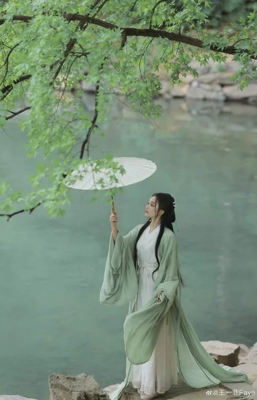 Gái đẹp cổ phong gắn trang phục cổ trong không gian xưa