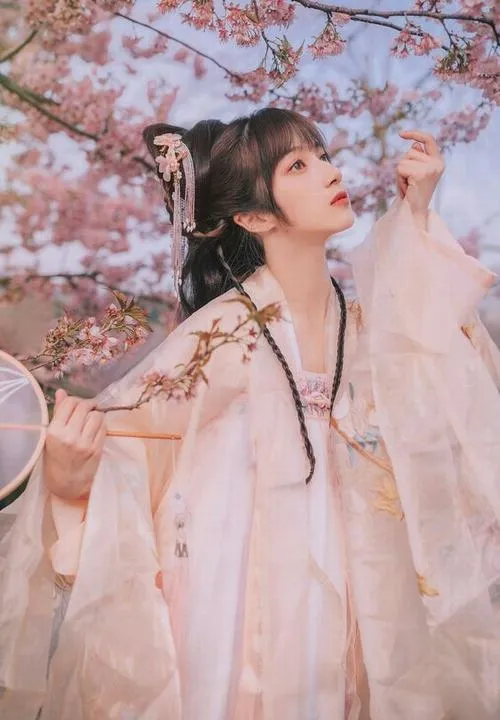 Nụ cười nhẹ bên tay áo dài gợi thần thái dịu dàng