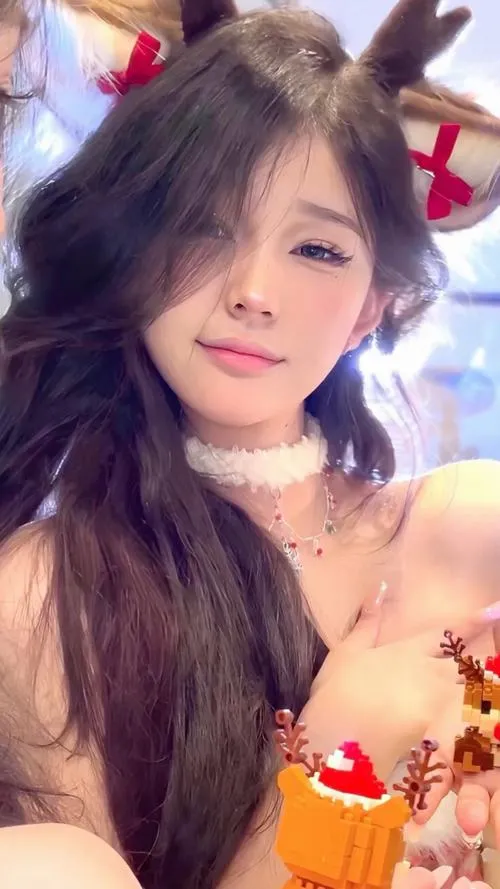 Phụ kiện gồm tóc giả làm nổi bật tạo hình nhân vật