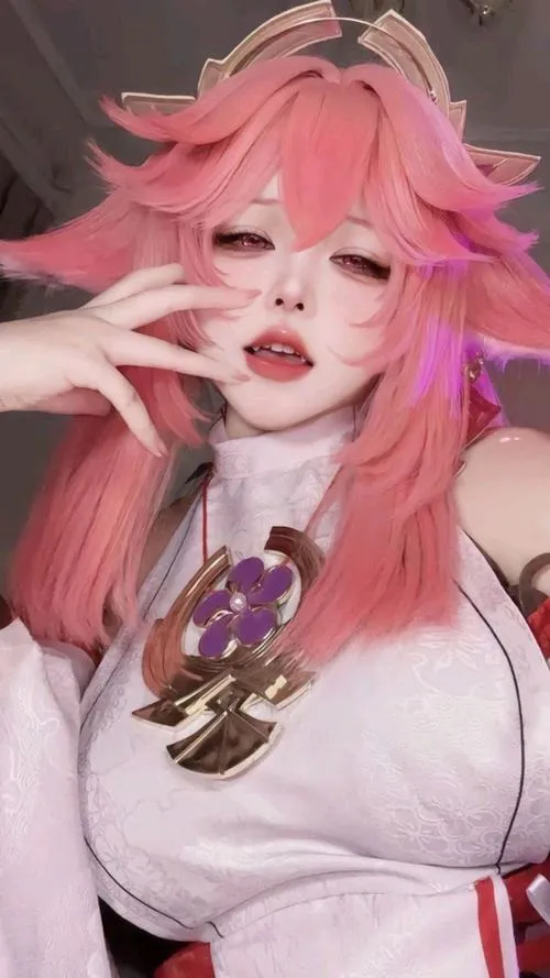 Ảnh gái xinh cosplay mang vibe trưởng thành cuốn hút ánh nhìn