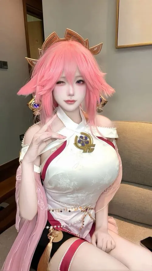 Gái xinh cosplay tạo vibe quyến rũ trong concept chụp táo bạo
