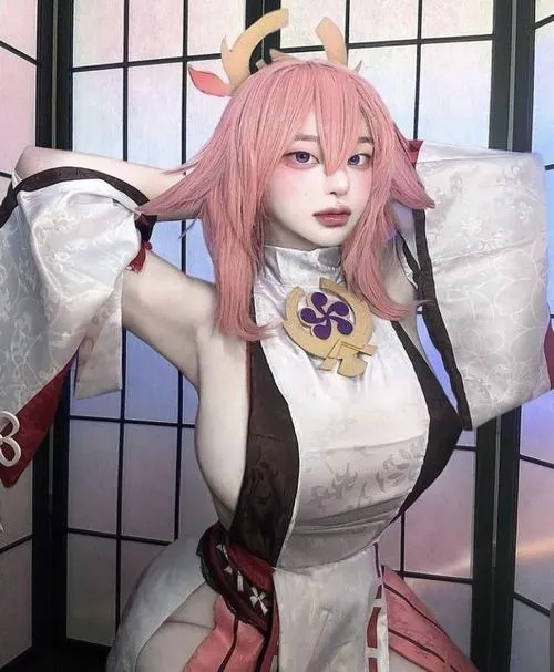 Ảnh cosplay sexy kết hợp ánh sáng và background đầy khiêu gợi