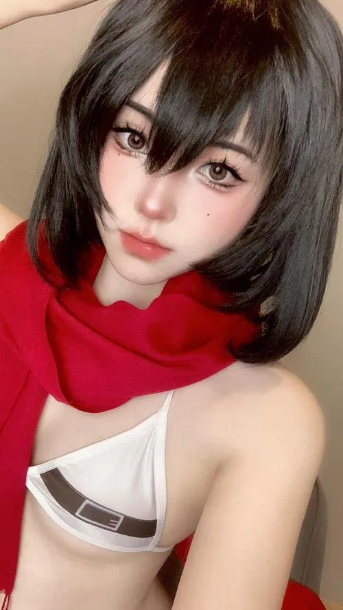 Cosplay girl tạo vibe gợi cảm với trang phục ôm sát cuốn hút