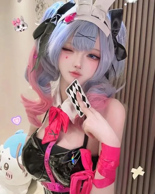 Cosplay sexy kết hợp ánh mắt và pose dáng đầy hấp dẫn