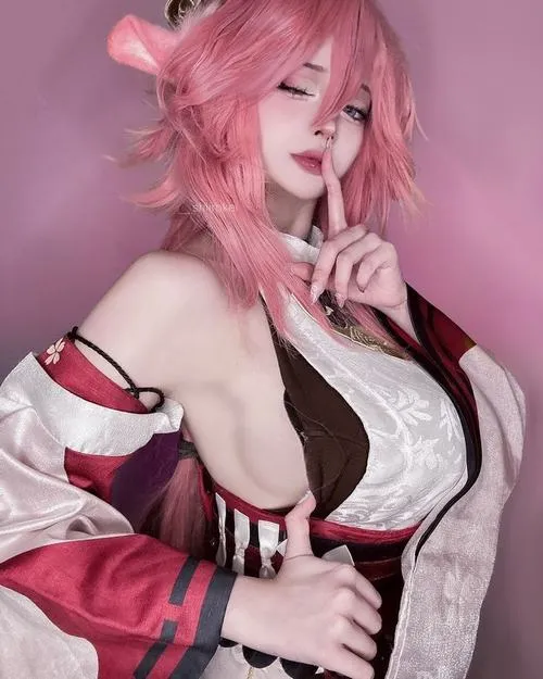 Cosplay girl gợi cảm nổi bật nhờ trang phục táo bạo tinh tế