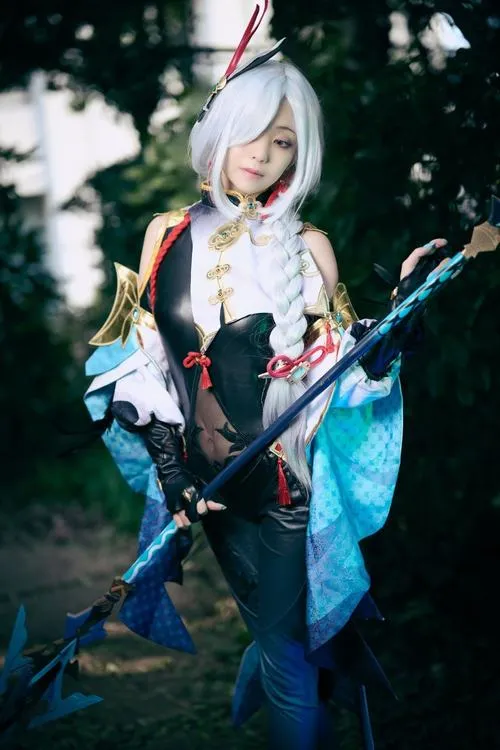 Trang phục chiến đấu kết hợp phụ kiện công nghệ tạo điểm nhấn