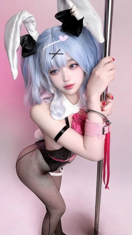 Trang phục bó sát kết hợp cosplay phong cách hentai nghệ thuật