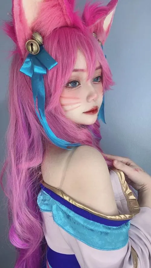 Tóc giả màu sáng phối cùng cosplay phong cách hentai