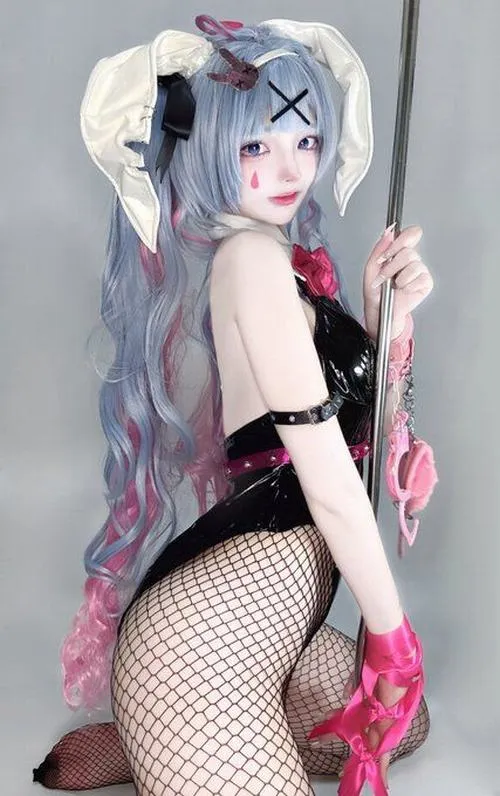 Cosplay hentai gợi cảm thể hiện biểu cảm gương mặt đậm chất nghệ thuật