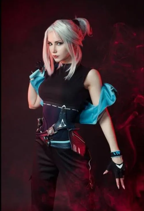 Lauriel tỏa sáng pháp thuật với trang phục bám sát nguyên tác