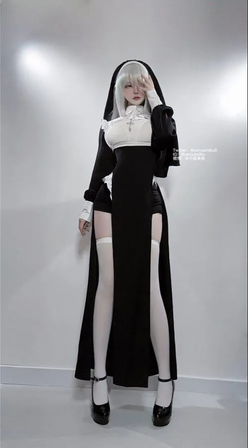 Hồn ma áo trắng qua cosplay mang ánh nhìn ám ảnh