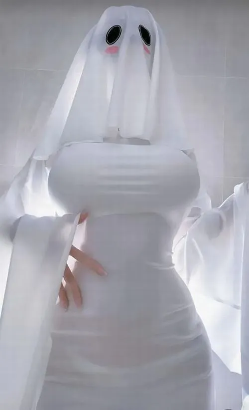 Cosplay ma mị tôn khuôn mặt da trắng lạnh đầy cuốn hút u ám