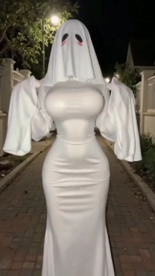 Gái xinh gương mặt bí ẩn dưới ánh sáng tối