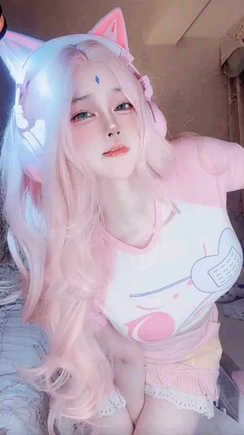 Cosplay sexy kiểu khoe da thịt vòng một làm dân tình đứng ngồi không yên