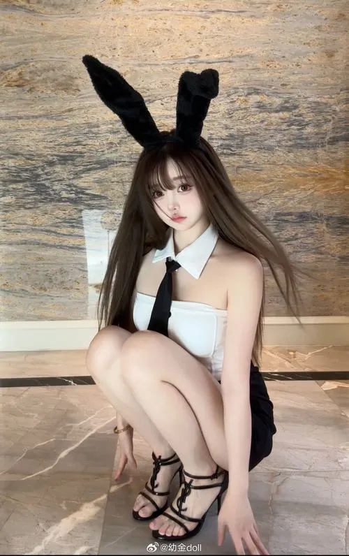 Gái xinh mặc đồ thỏ tạo biểu cảm khuôn mặt đầy rung động