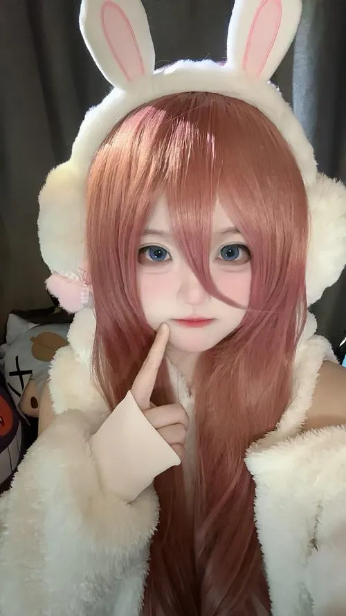 Tất lưới đi cùng body gợi cảm trong cosplay thỏ