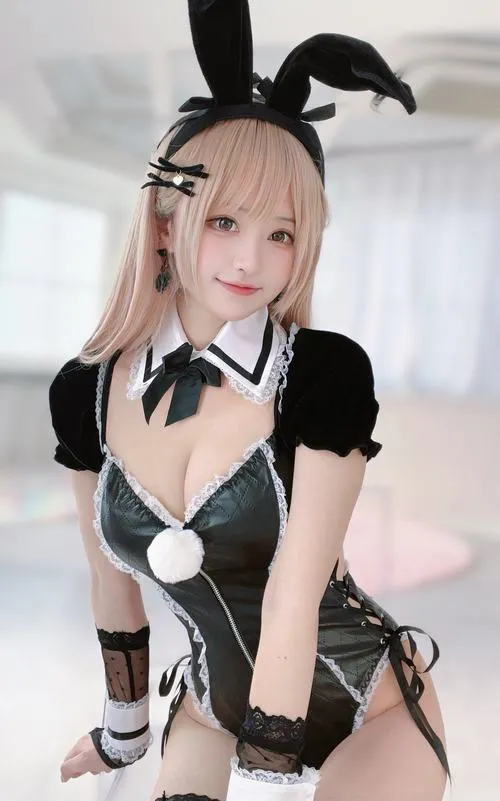 Góc chụp nhấn đường cong cùng body gợi cảm bunny girl