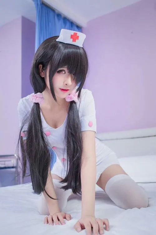 Vẻ đẹp dễ thương của cosplay y tá rất cuốn hút