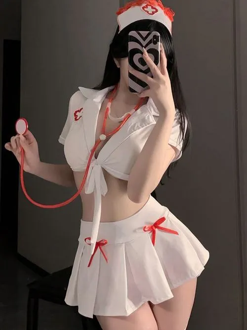 Phụ kiện ống nghe làm nổi bật cosplay y tá dịu dàng