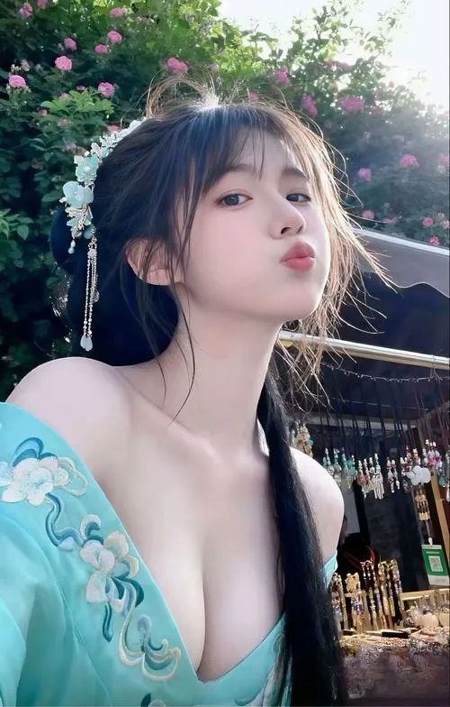 Khóe môi cong nhẹ làm nụ cười thêm tự nhiên