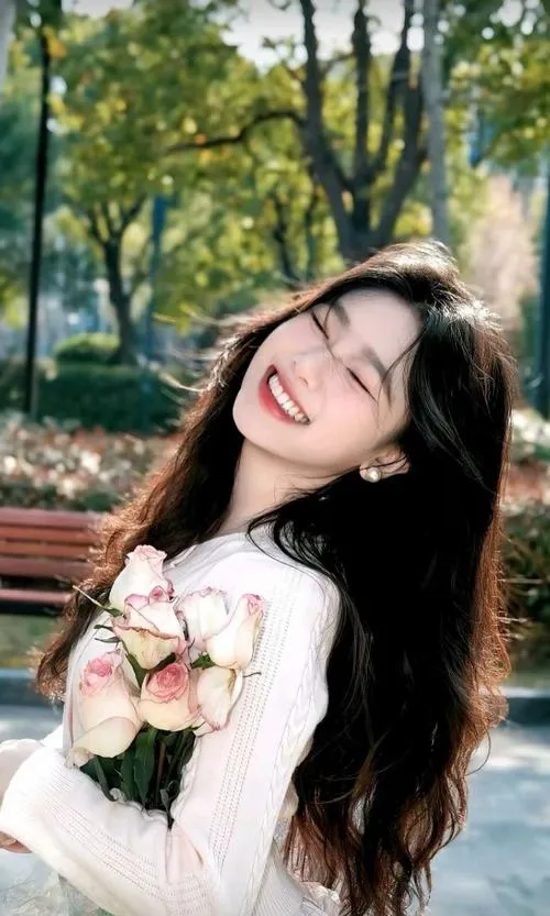 Lúm đồng tiền điểm xuyết nụ cười rạng rỡ