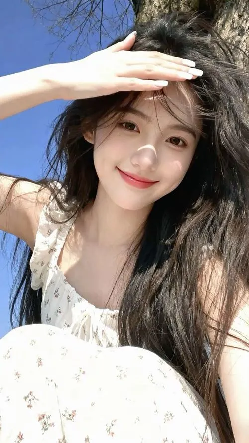 Má lúm hiện lên khi gái xinh cười mỉm rất dễ thương