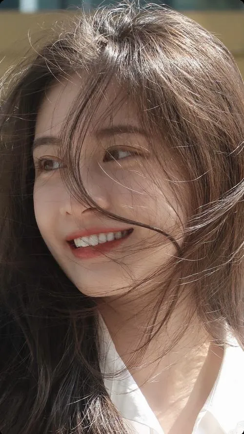 Nụ cười răng khểnh gái xinh lan tỏa cảm xúc tích cực rất tự nhiên