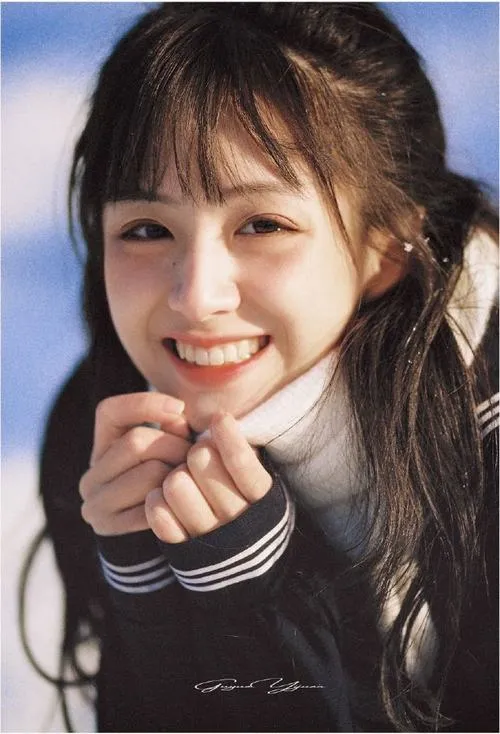 Cười rất đời mang vẻ đẹp tự nhiên đầy cảm xúc